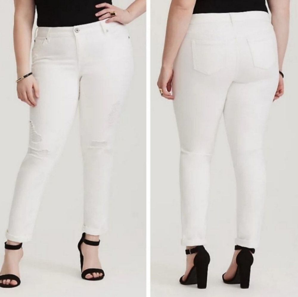 Torrid White Distressed Boyfriend Jeans 🤍 Size 26W/4X